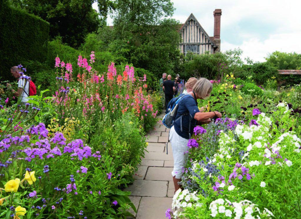 Country Houses & Gardens